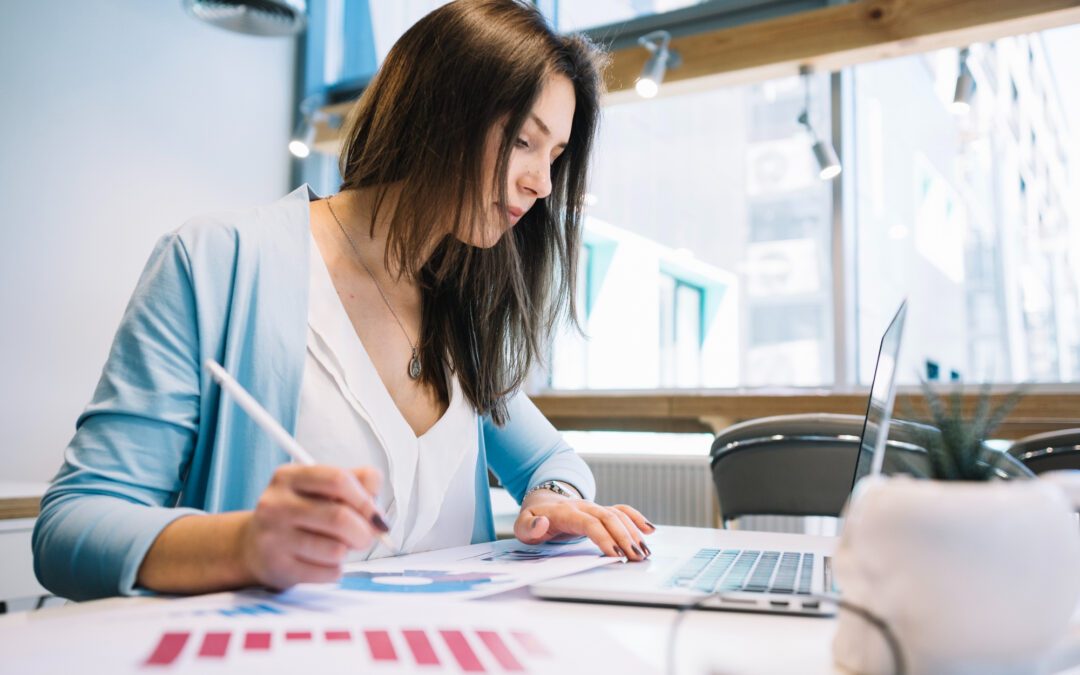 woman-with-pen-using-laptop